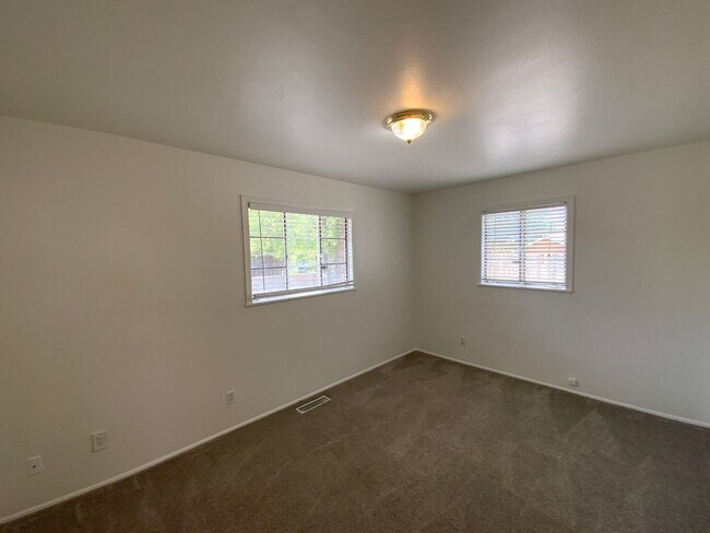 Building Photo - 3 Bedroom Single Story Available Near Coma...