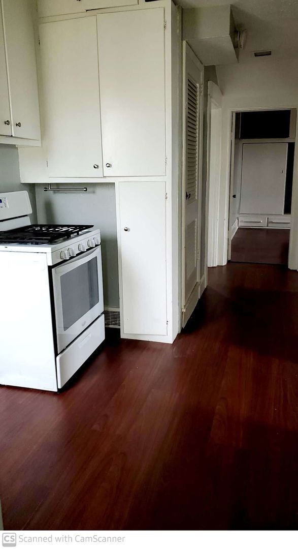 Building Photo - 2200 E 5th St