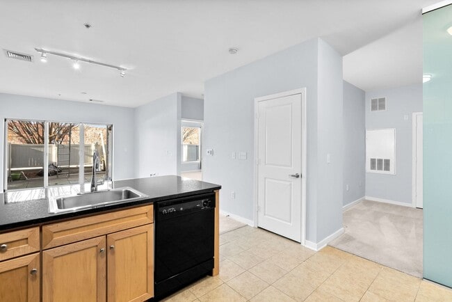 Building Photo - 1 Bed and Den 1 Bath - Silver Spring Condo - Garage Parking Space