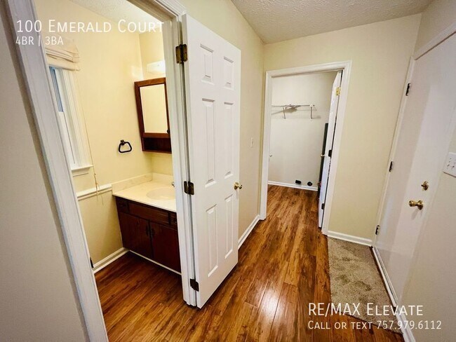Building Photo - 100 Emerald Ct