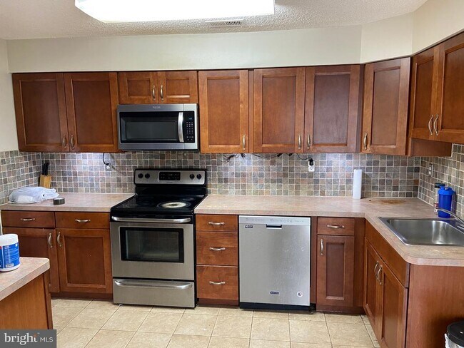 Building Photo - 1215 Chanticleer