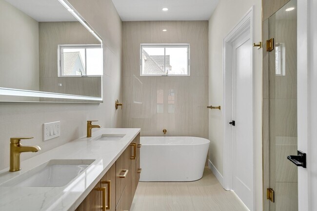 Building Photo - 77 Thorndike St