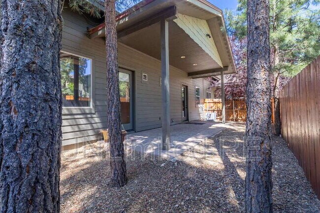 Building Photo - 425 E Woodland Dr