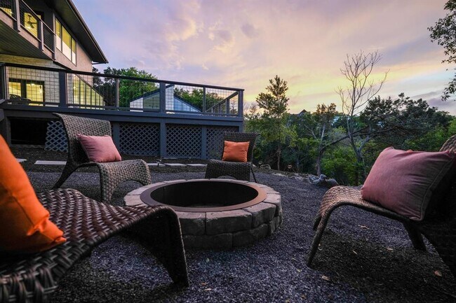 Building Photo - 1716 Bartoncliff Dr