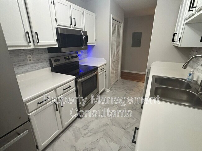 Building Photo - 4922-4927 7 Pine Cir