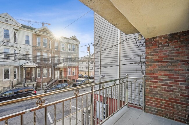 Building Photo - 140 Hopkins Ave