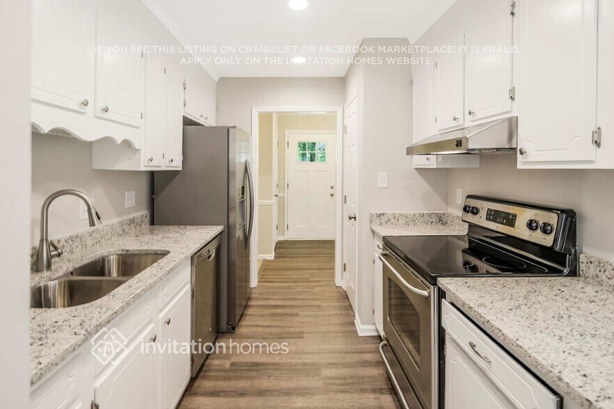 Building Photo - 10210 Camelback Cir