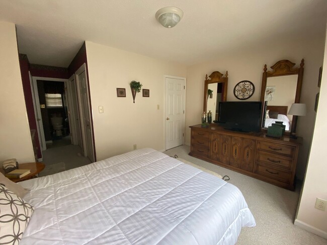 Building Photo - Furnished 2 Bedroom 1.5 Bath townhouse, Mo...