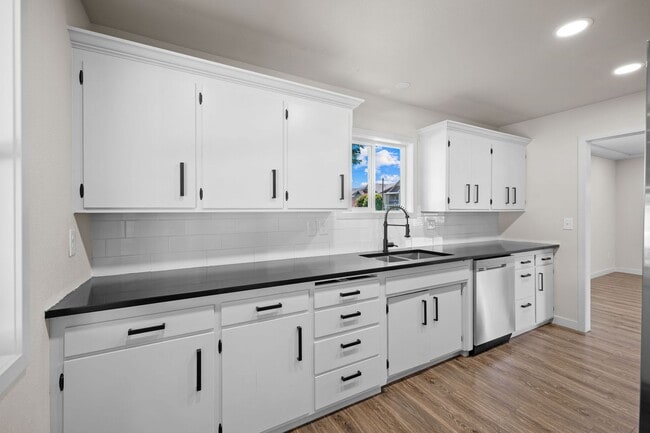 Building Photo - Gorgeous North Side Home With Shop!
