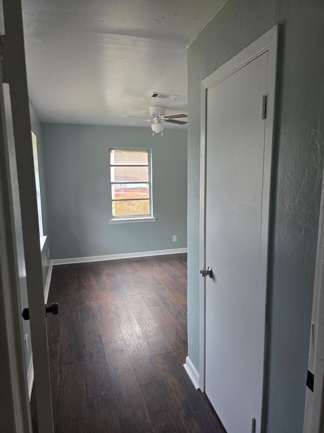 Building Photo - Spacious 4 bedroom/1 bath home with Centra...