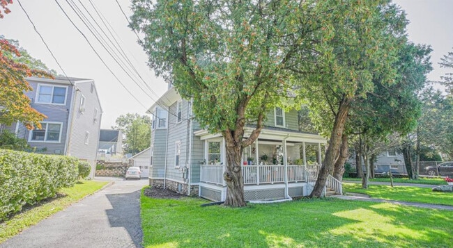 Building Photo - 240 Flax Hill Rd