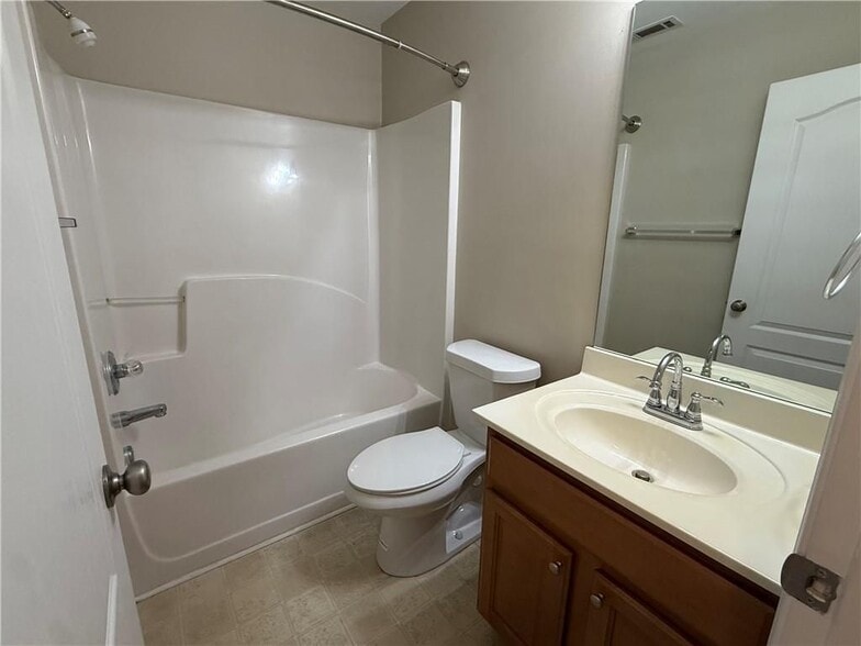 Building Photo - 314 Pin Oak Ave