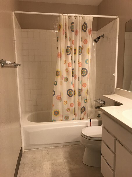 Building Photo - Bright and quiet two-story townhouse situa...