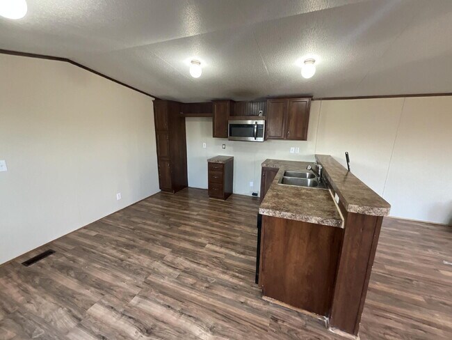 Building Photo - Charming 3-Bed, 2-Bath Retreat: Spacious 1216 Sq Ft Mobile Home in Peaceful Brazoria, TX!