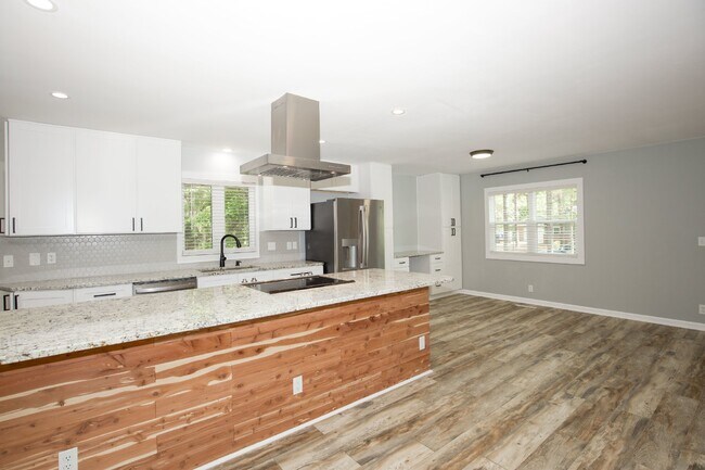 Building Photo - Gorgeous Fully Renovated 3 bedroom home in the Heart of Whispering Pines