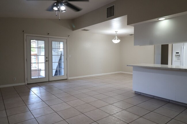 Building Photo - 528 S Sorrel St