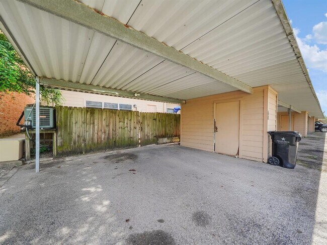 Building Photo - 7700 Creekbend Dr