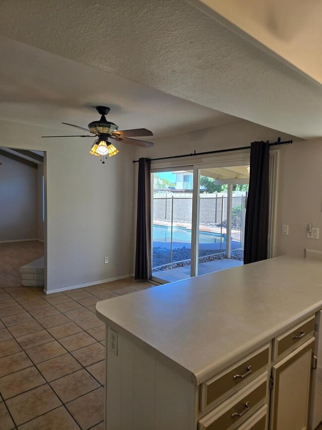 Building Photo - 1615 W Summit Pl