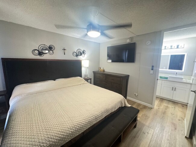 Building Photo - 1 bedroom, 1 bath near Pearlridge Shopping...