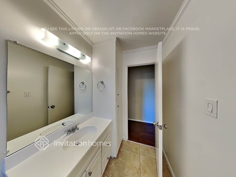 Building Photo - 2453 Aramon Dr