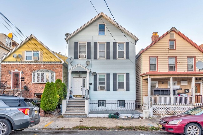 Primary Photo - 25 W 10th St