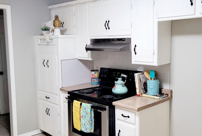 Building Photo - 3 bed room home for rent in Moore!  2 baths, 2 car garage with fenced yard near Santa Fe and SW 4...