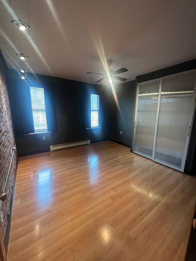 Building Photo - Stylish 2-bedroom modern townhome in the South Side Slopes