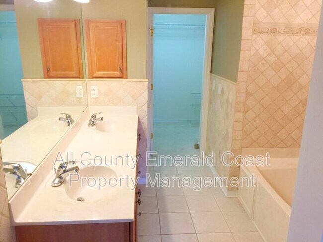 Building Photo - 337 Tequesta Dr