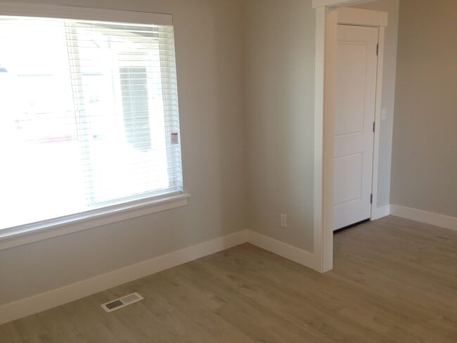 Building Photo - Beautiful Modern Home in Lehi w attached 2 car garage!