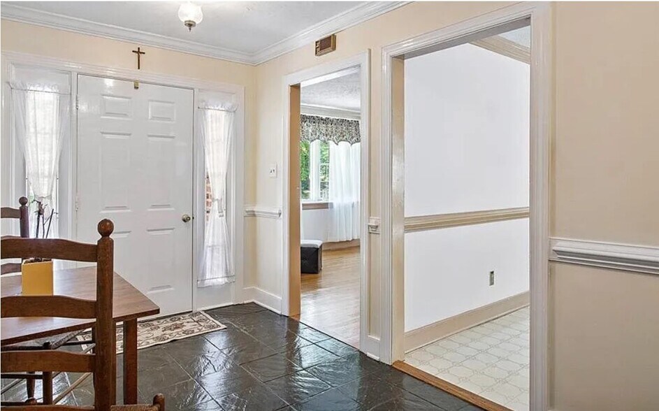Building Photo - 814 Duck Pond Rd