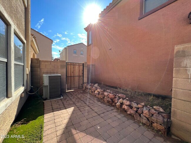 Building Photo - 2709 E Bart St