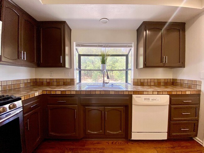 Building Photo - 3-Bedroom Townhome in Prime Calabasas Location