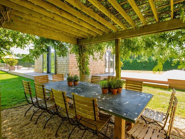 Building Photo - 811 Halsey Ln