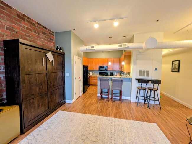 Building Photo - 220 W Market St