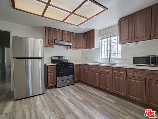 Building Photo - 336 S Wilton Pl