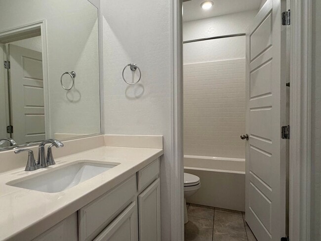 Building Photo - Amazing NLV 3 bed townhome