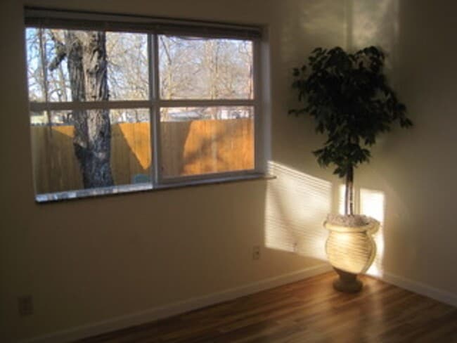 Building Photo - Cute cottage near Downtown Talent! | Available Mid January