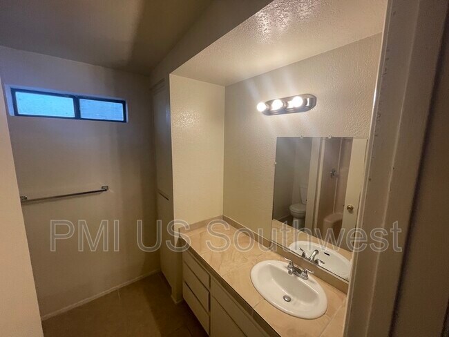 Building Photo - 424 Anna Cir