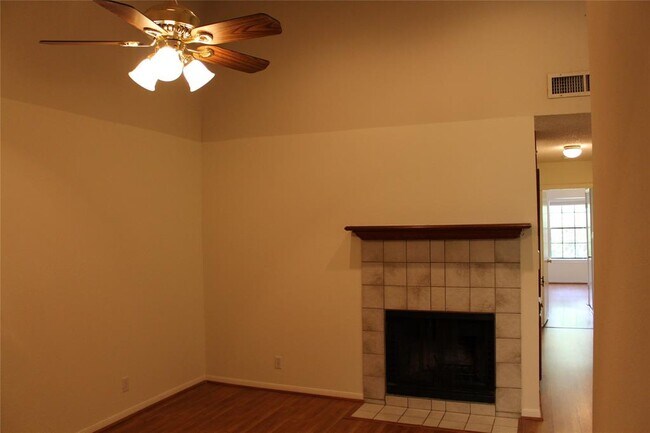 Building Photo - 203 E 31st St