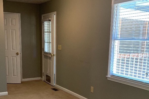 Spacious window - 1740 Brompton Square