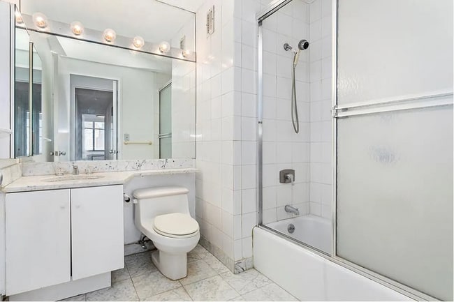 Building Photo - 30 W 61st St