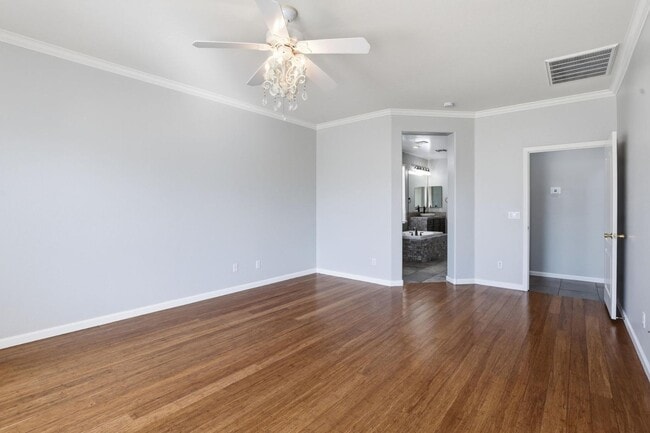 Building Photo - 3565 E Vaughn Ct