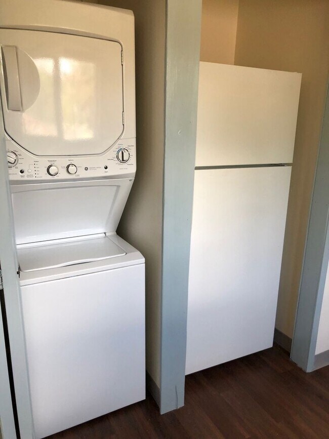 Building Photo - 2 Bedroom, 1 Bathroom Downstairs Apartment - 4-Plex