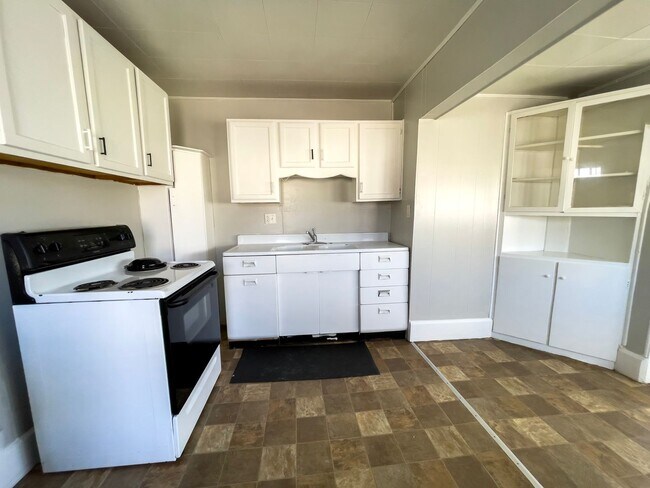 Building Photo - Washer and Dryer Hook Ups