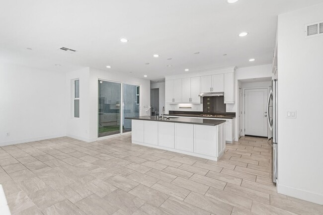 Building Photo - 3 Bedroom + Loft for Lease GREAT PARK LOCA...