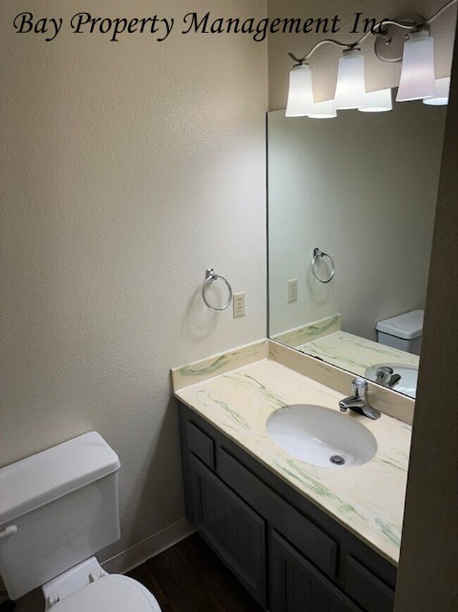 Building Photo - Rent Reduced! Charming 3-Bedroom Townhouse...
