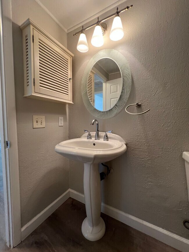 Building Photo - $1,695 ** Annual ** Available 6/1/26 ** Recently Upgraded **3 Bedroom / 2 Bath * Port Charlotte