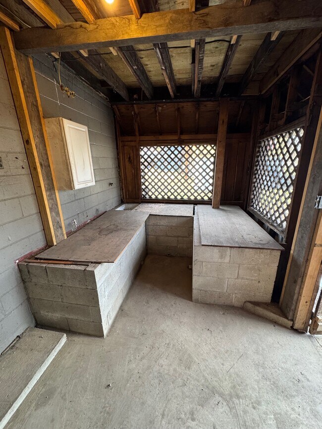 Building Photo - 702 Peer St