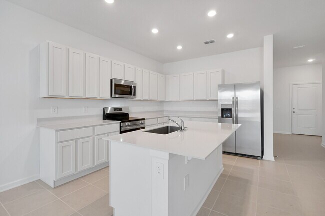 Building Photo - Beautiful New 3-Bedroom Townhome in Davenport — Includes Resort Pool, Modern Clubhouse & Family P...