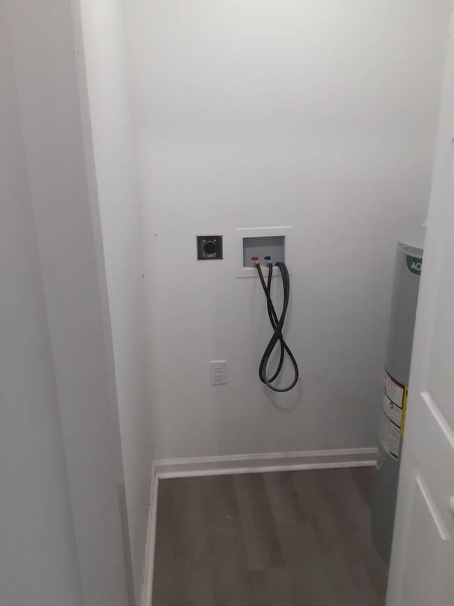 Building Photo - LEASING SPECIAL - MOVE IN BY 1/1/2026 AND RECEIVE 2ND MONTH OF RENT FREE Charming updated 2 br 1 ...